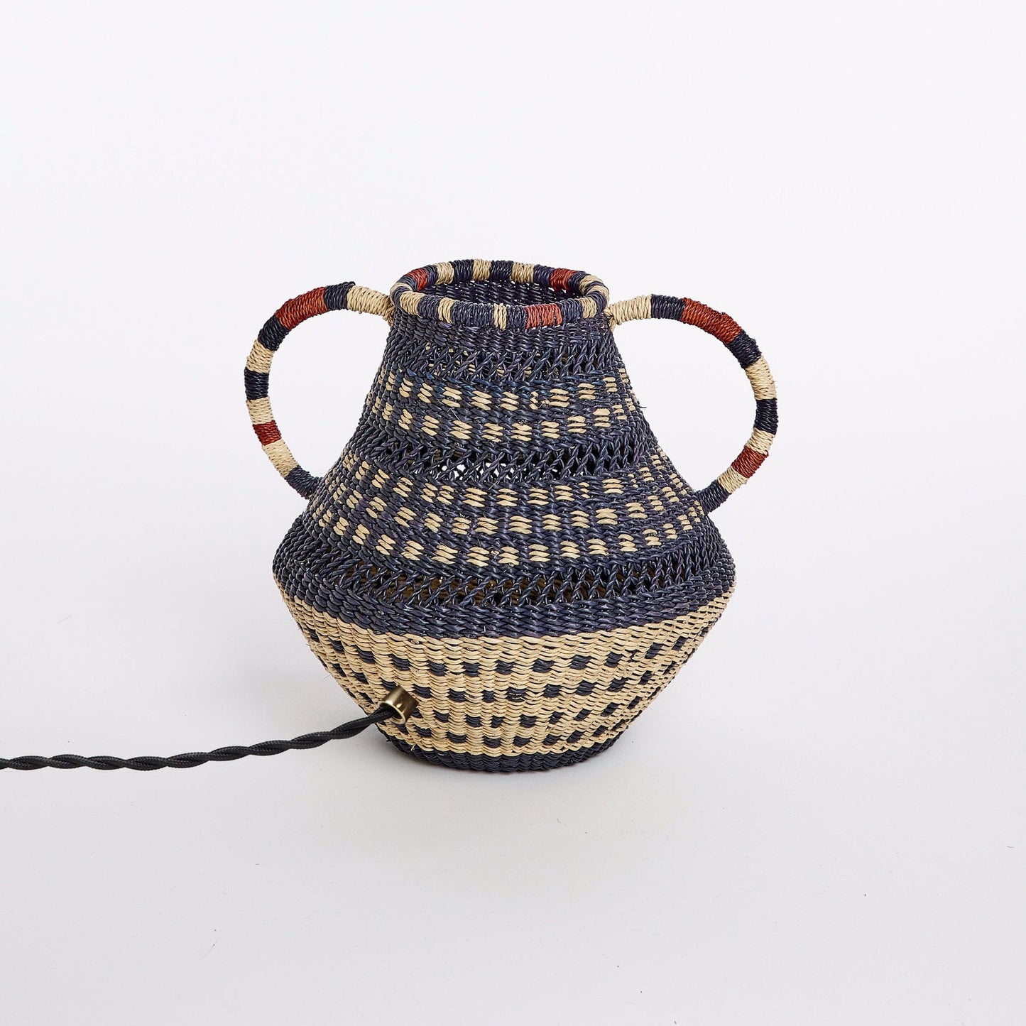 Hand on Hip Pot Dot Lampe Golden Editions Golden Editions