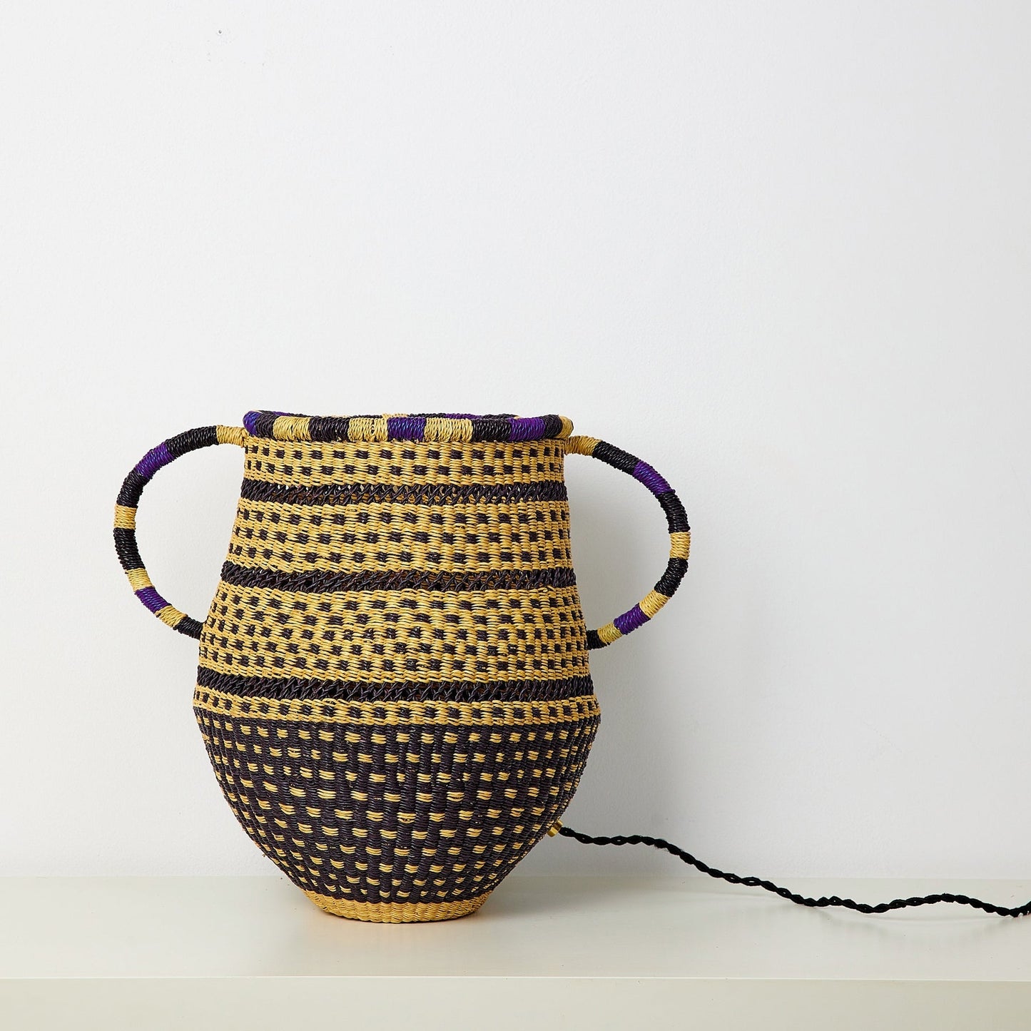 Hand on Hip Pot Dot Lampe Golden Editions Golden Editions