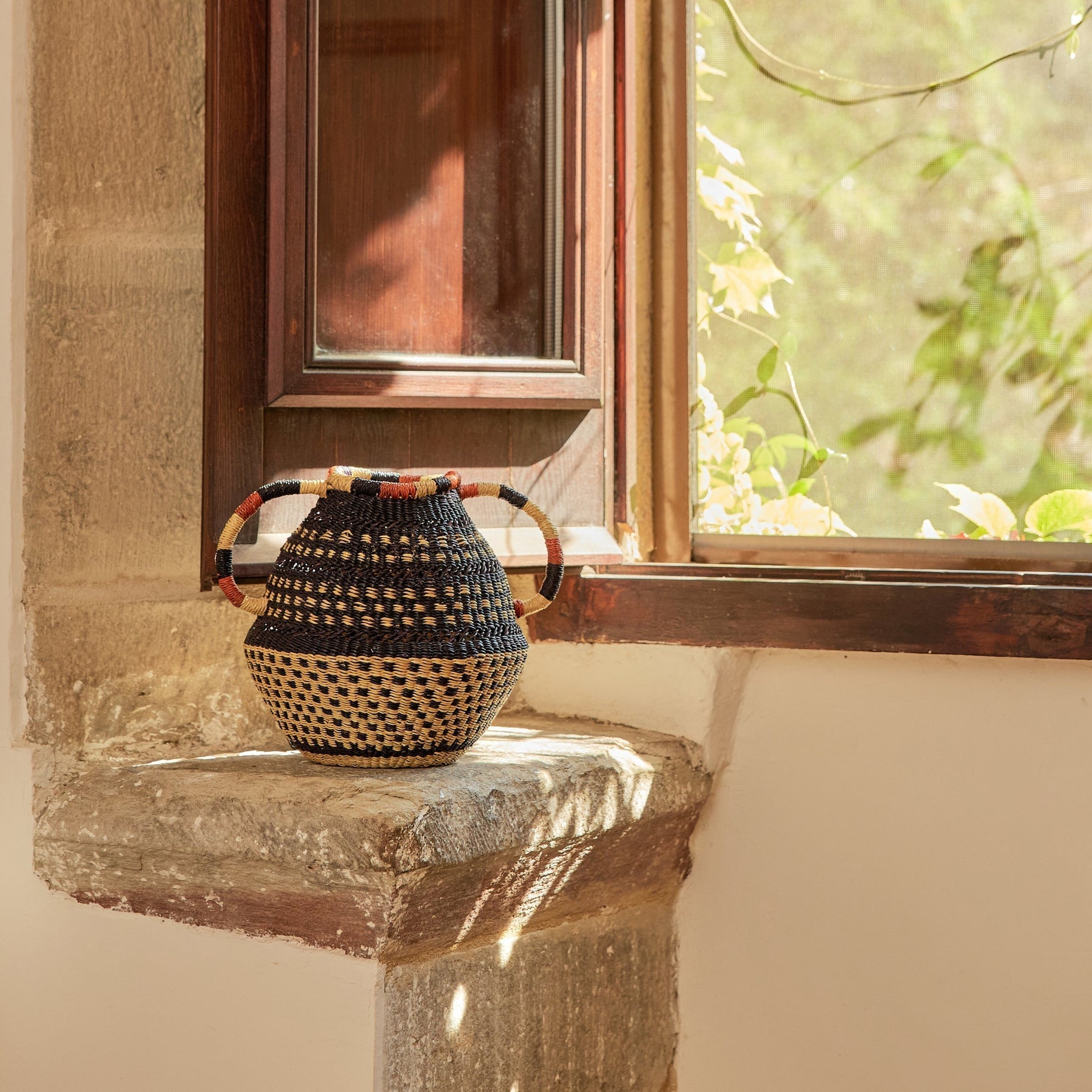 Hand on Hip Pot Dot Lampe Golden Editions Golden Editions