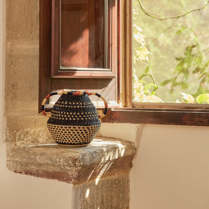 Hand on Hip Pot Dot Lampe Golden Editions Golden Editions