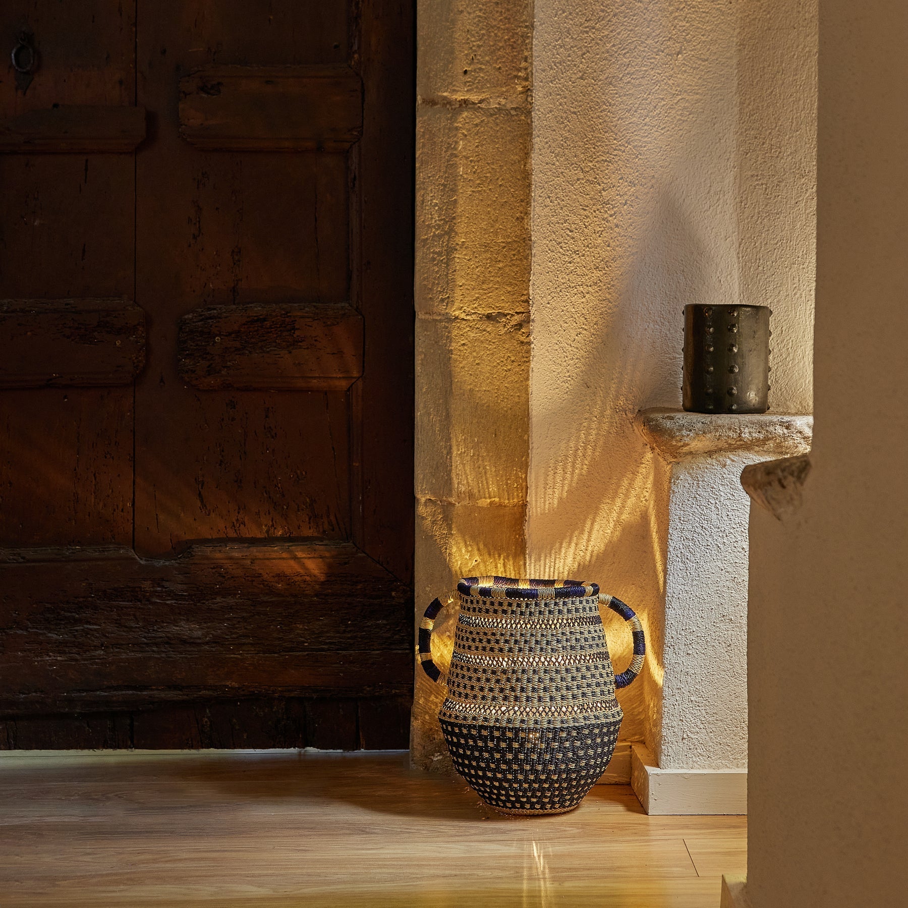 Hand on Hip Pot Dot Lampe Golden Editions Golden Editions