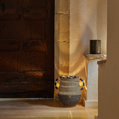 Hand on Hip Pot Dot Lampe Golden Editions Golden Editions