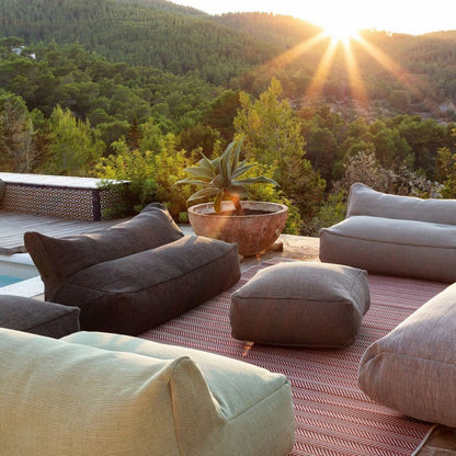 Nos fauteuils Dotty sur une terrasse